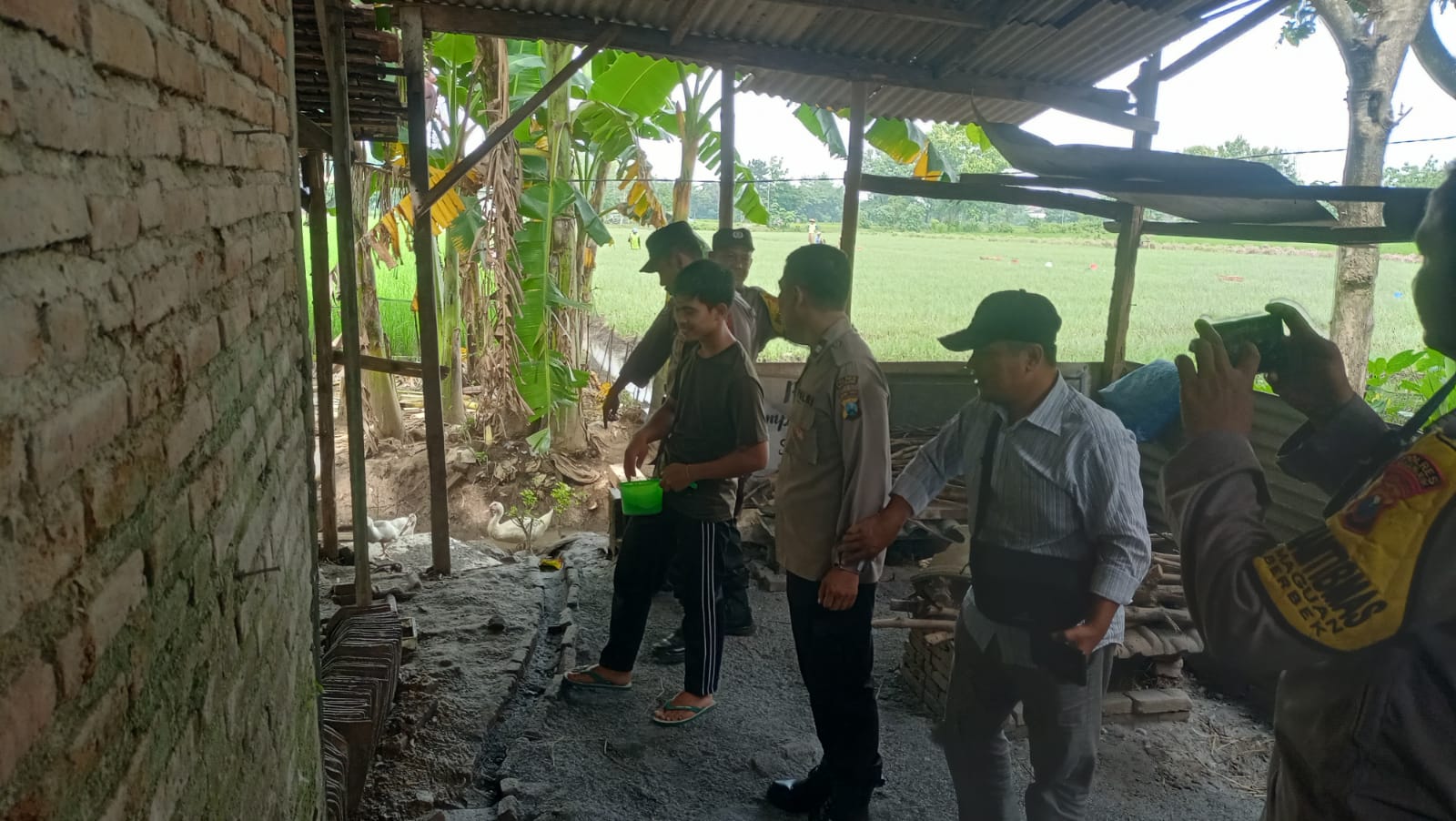 SAMPAI KE KANDANG, BHABINKAMTIBMAS MAGUAN DORONG PETERNAK TERUS KEMBANGKAN USAHA DUKUNG KETAHANAN PANGAN
