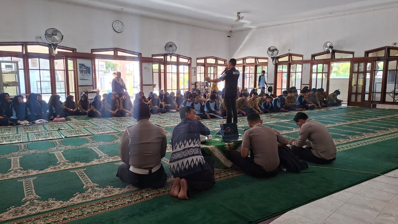 JANGAN GAPTEK! POLRES NGANJUK AJAK PELAJAR AKRAB DENGAN TEKNOLOGI AI