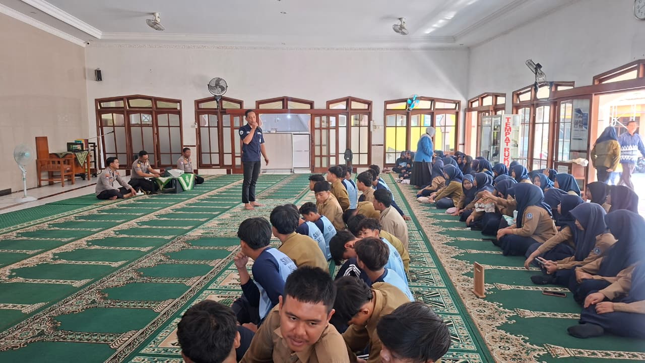 Antusiasme Siswa SMU Muhammadiyah Berlanjut, Edukasi AI Polres Nganjuk Menjangkau Media Sosial