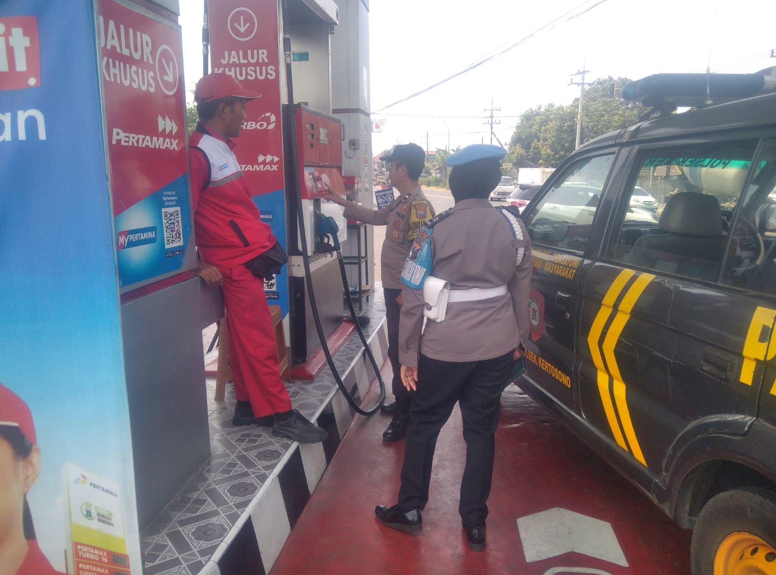 Patroli Samapta Polsek Kertosono Berikan Himbauan Kamtibmas saat Patroli di SPBU