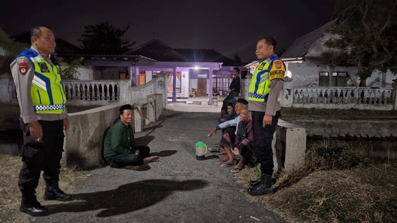 Patroli Pemukiman, Personel Polsek Warujayeng Sampaikan Pesan Kamtibmas ke Warga Surodadi