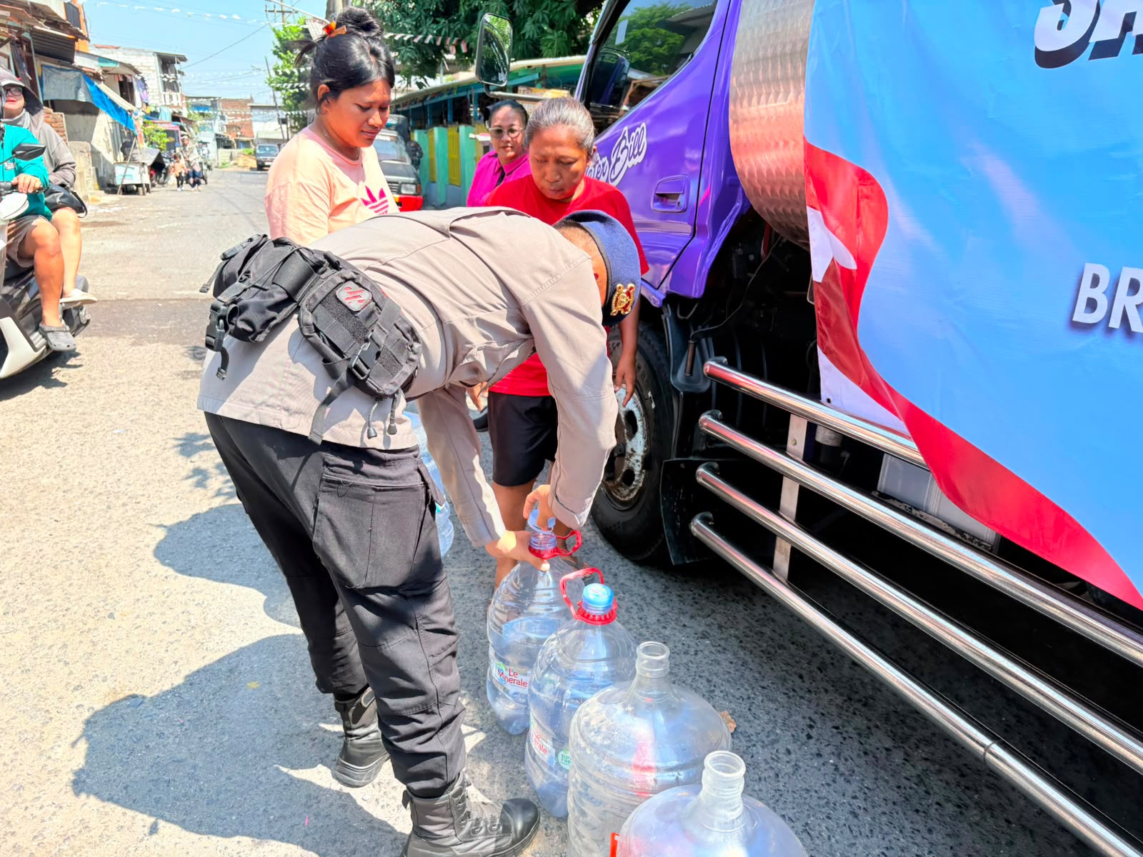 Brimob Polda Jatim Salurkan 37.000 Liter Air Bersih untuk Warga Terdampak Kemarau