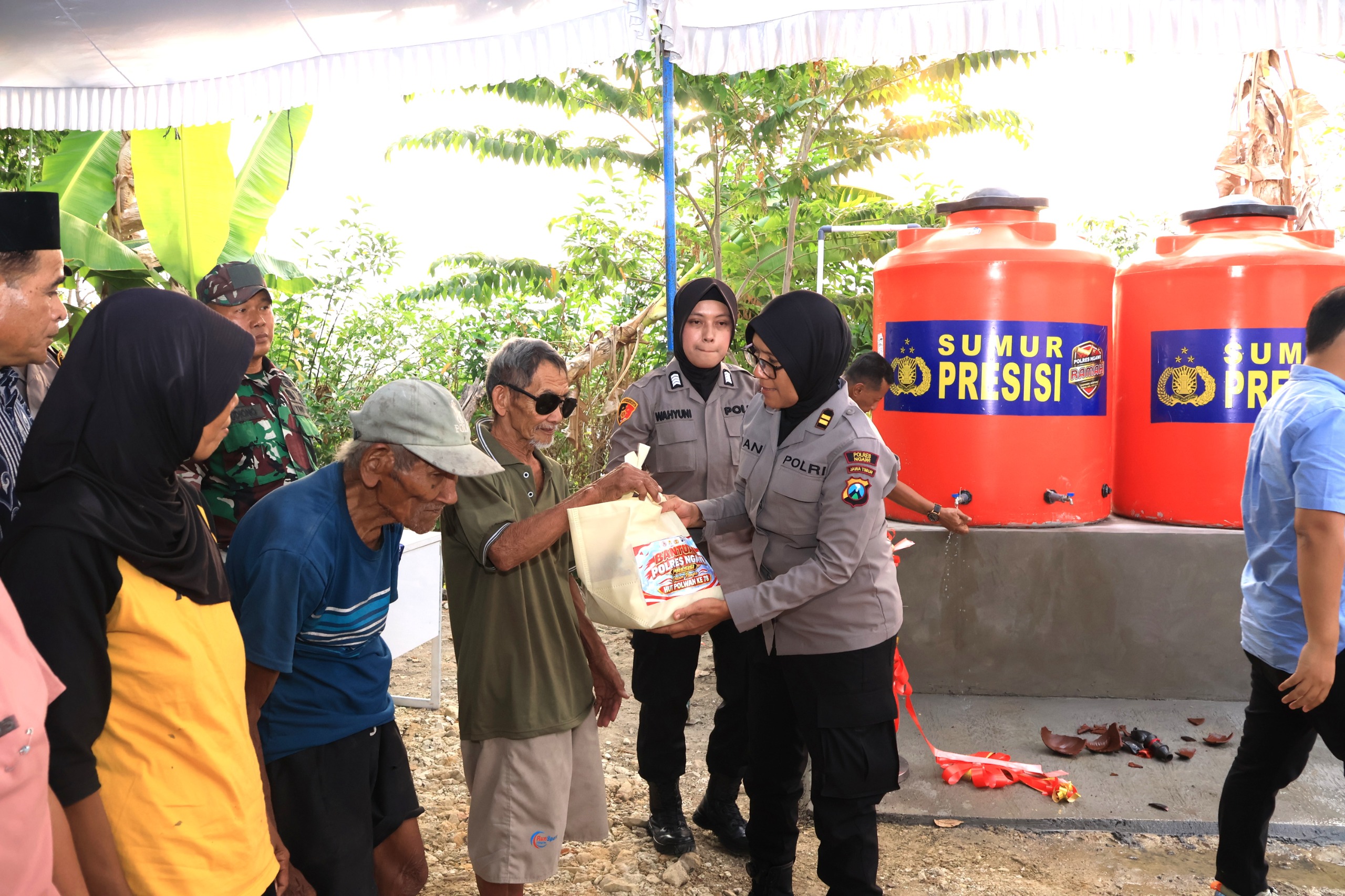 Atasi Kekeringan, Polres Ngawi Bangun Sumur Bor Presisi dan Bagikan Bansos di Kasreman