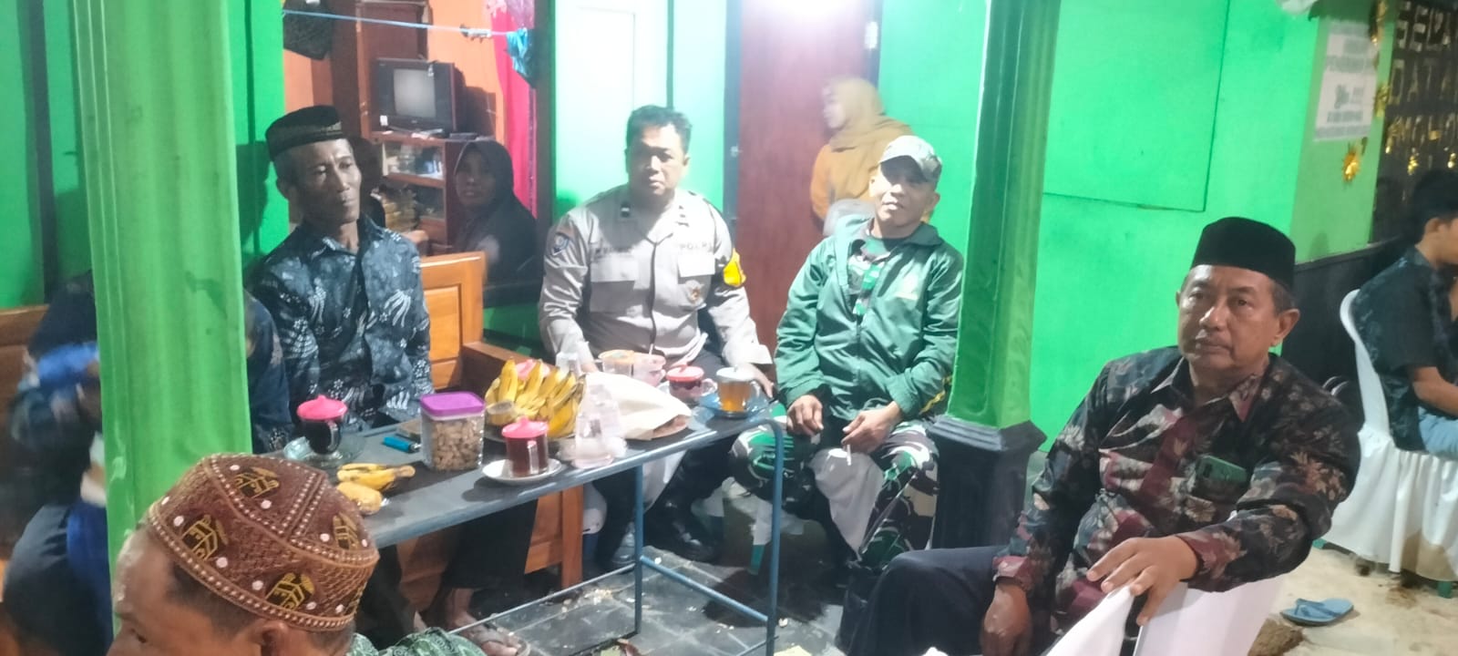 Anggota Polsek Jatikalen bersama Bhabinkamtibmas dan Babinsa Desa Gondang wetan Pam Giatmas Elektun Di Desa Binaannya