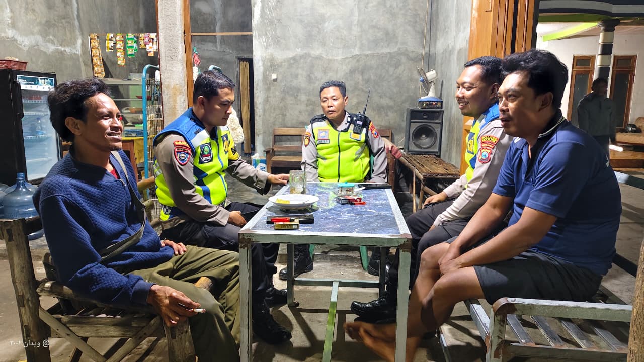 Kelola Kamtibmas, Patroli Polsek Warujayeng Dialogis dengan Pengunjung Warung Kopi "Pak Bejo"
