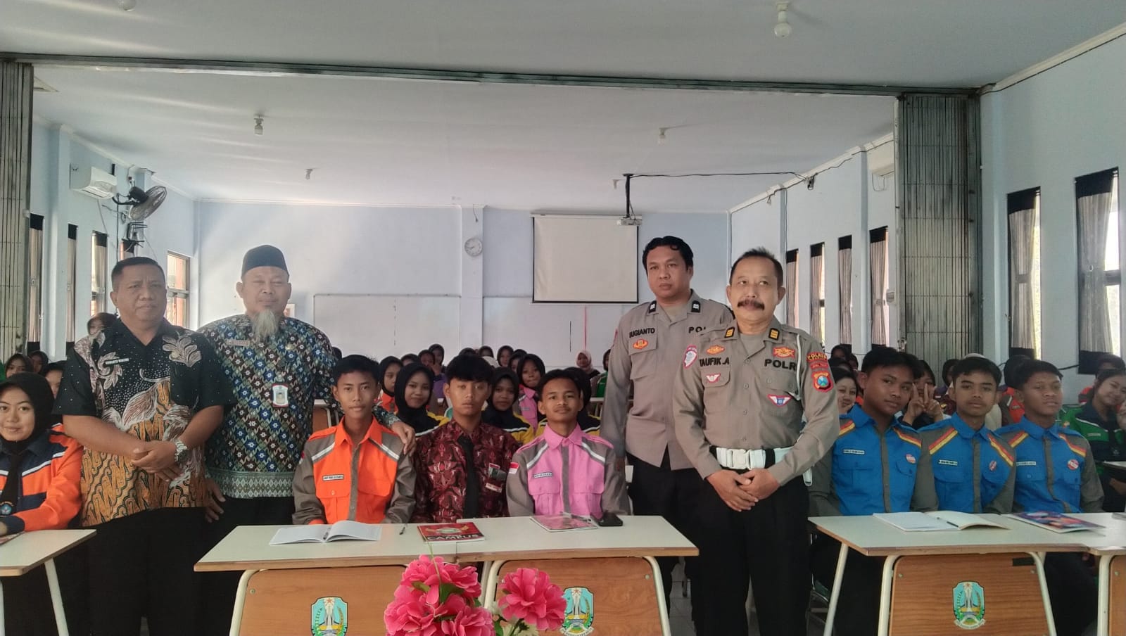 Kanit Lantas Polsek Nganjuk Kota Berikan Edukasi Tertib Berlalu Lintas kepada Pelajar SMK Negeri 2 Nganjuk