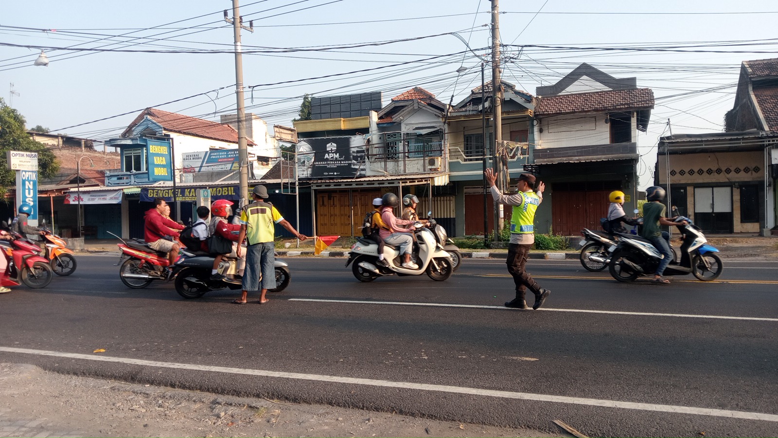 Giat Gaktur Pagi Polsek Kertosono Bantu Penyeberangan Masyarakat
