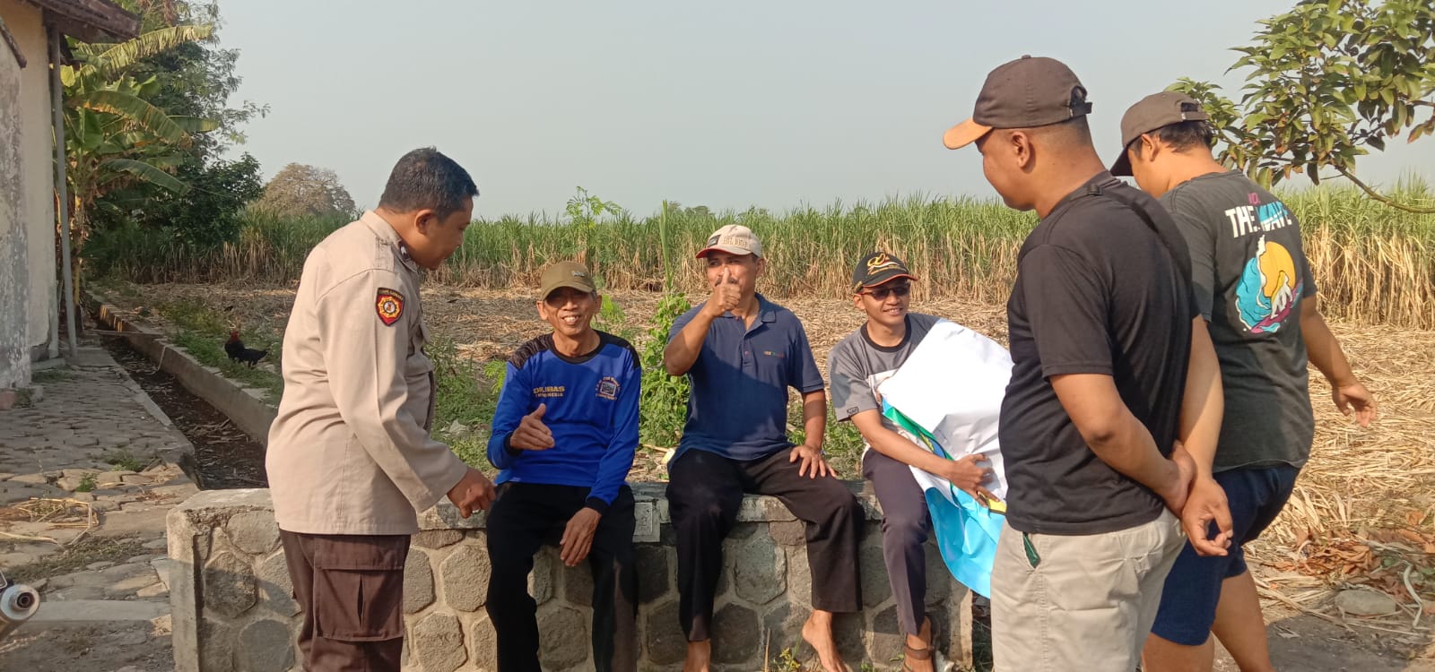 CANGKRUKAN KAMTIBMAS DI TENGAH SAWAH, POLRI BERSAMA PETANI PERKUAT KETAHANAN PANGAN