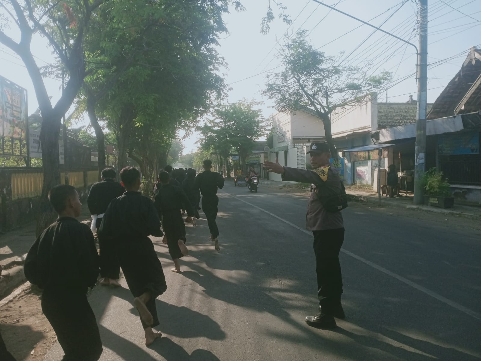 Bhabinkamtibmas Polsek Nganjuk Kota Kelurahan Cangkringan Pantau dan Amankan Ujian Kenaikan Tingkat PSHT Ranting Kota