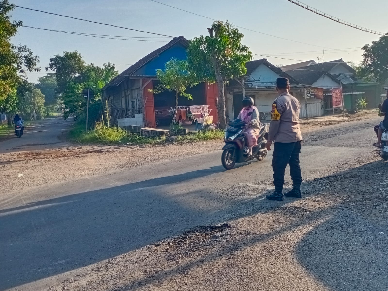 Giat Gaktur Pagi Polsek Jatikalen Bantu Penyeberangan Masyarakat