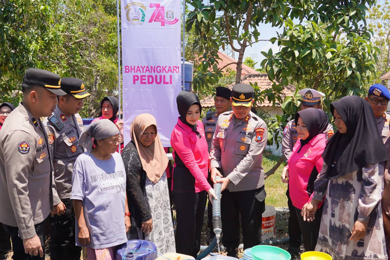 Atasi Krisis Air, Polres Bangkalan Distribusikan 48.000 Liter Air Bersih di Dua Kecamatan