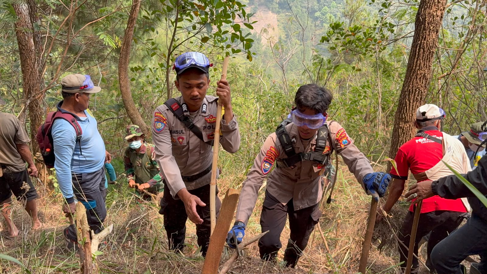 Tim Gabungan Bergerak Padamkan Karhutla di Lereng Gunung Wilis, 400 Personel Diterjunkan