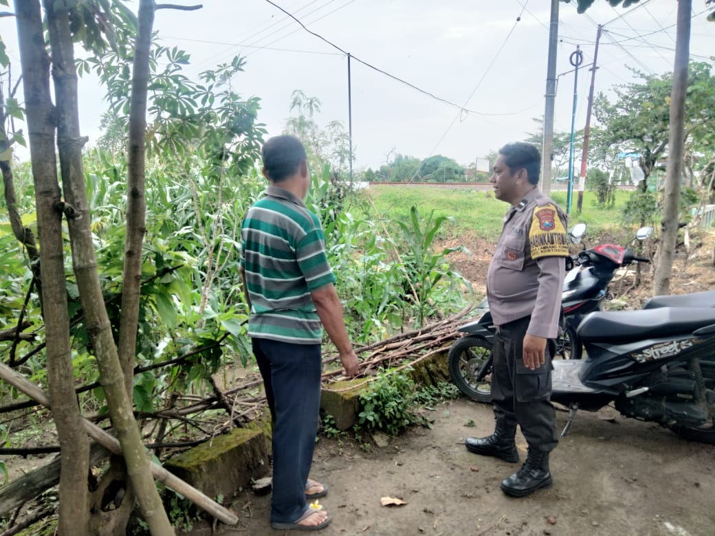 Bhabinkamtibmas Lambang Kuning Ingatkan Petani Waspada Bahaya Karhutla di Musim Kemarau