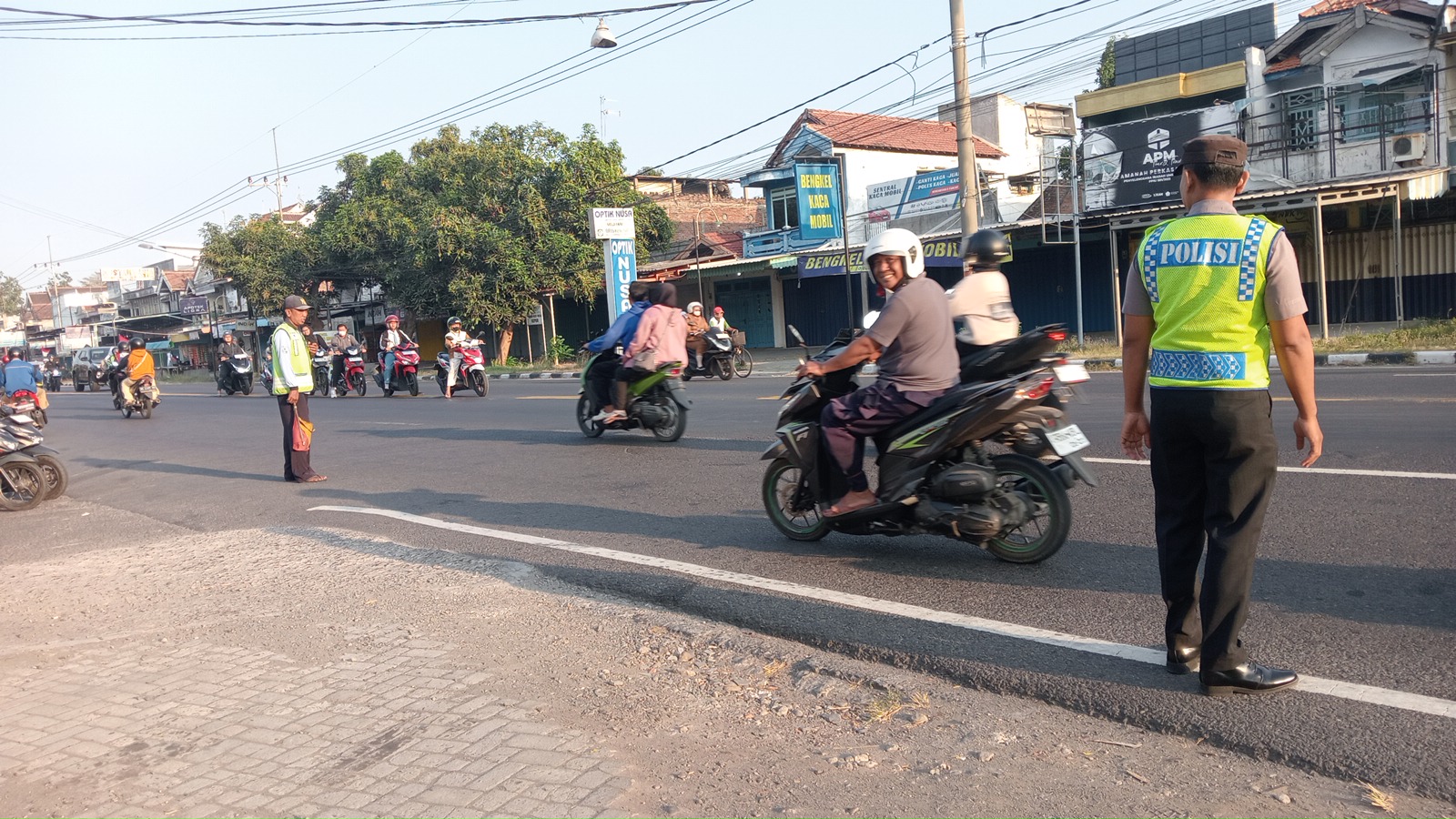 Giat Gaktur Pagi Polsek Kertosono Bantu Penyeberangan Masyarakat