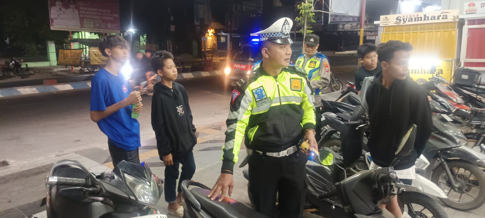 Cegah Balap Liar dan Kejahatan Jalanan, Regu Patroli Polsek Warujayeng Sapa Pemuda di Sekitar Alun-Alun